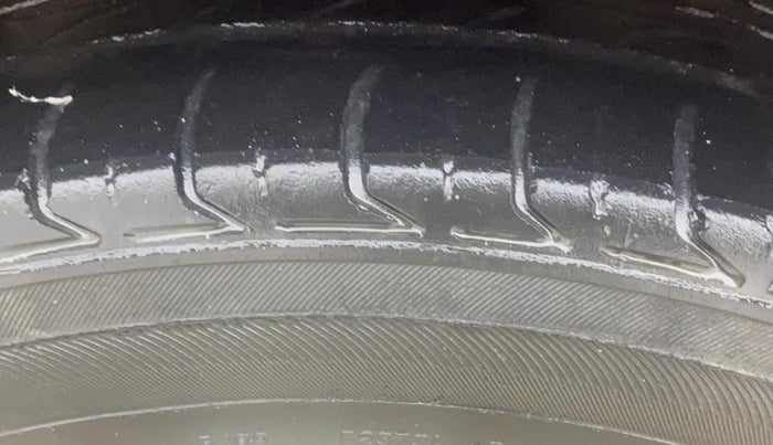 2017 Hyundai Elite i20 ASTA 1.2 (O), Petrol, Manual, 1,31,456 km, Right Front Tyre Tread