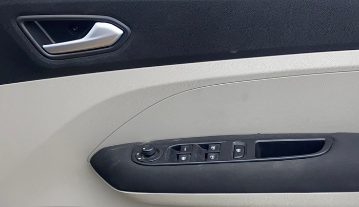 2021 Renault TRIBER RXZ, Petrol, Manual, 40,035 km, Driver Side Door Panels Control