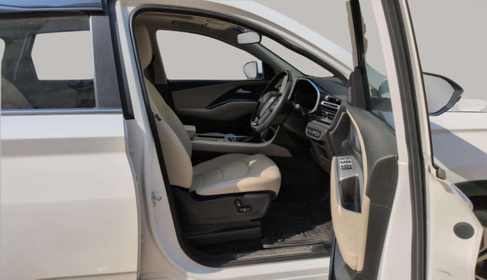 2023 MG HECTOR SHARP PRO 1.5 PETROL TURBO CVT PETROL, Petrol, Automatic, 15,809 km, Right Side Front Door Cabin