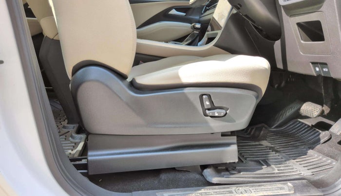 2023 MG HECTOR SHARP PRO 1.5 PETROL TURBO CVT PETROL, Petrol, Automatic, 15,809 km, Driver Side Adjustment Panel