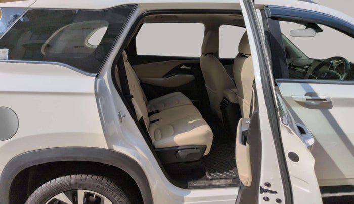 2023 MG HECTOR SHARP PRO 1.5 PETROL TURBO CVT PETROL, Petrol, Automatic, 15,809 km, Right Side Rear Door Cabin