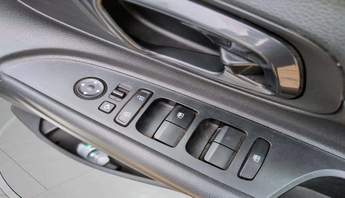 2022 Hyundai NEW I20 SPORTZ 1.2 MT, Petrol, Manual, 51,522 km, Driver Side Door Panels Control