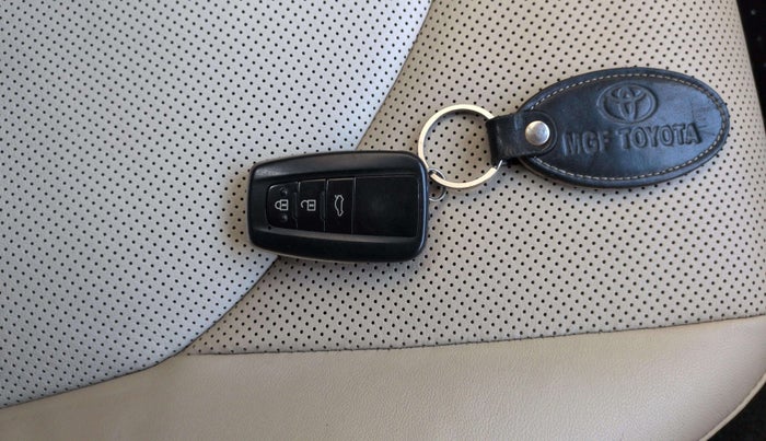 2023 Toyota Camry HYBRID, Hybrid, Automatic, 15,756 km, Key Close Up