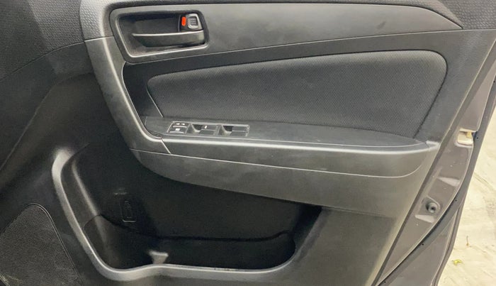 2020 Maruti Vitara Brezza VXI AT SHVS, Petrol, Automatic, 60,281 km, Driver Side Door Panels Control