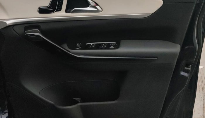 2022 Mahindra XUV700 AX 7 LUXURY P AT 7 STR, Petrol, Automatic, 17,184 km, Driver Side Door Panels Control