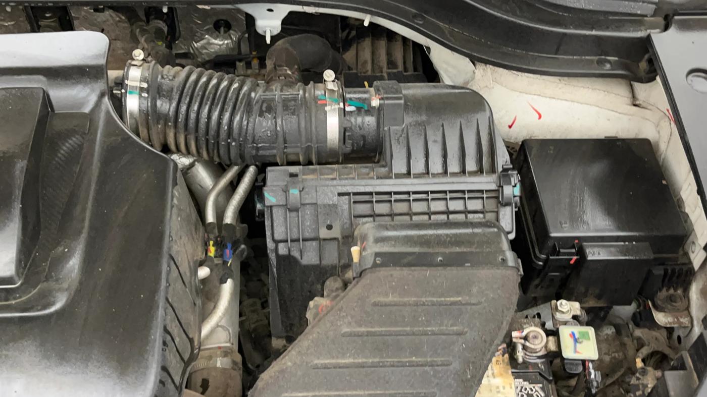 2023 Mahindra XUV700 MX P MT 5 STR, Petrol, Manual, 23,750 km, Engine View - Left