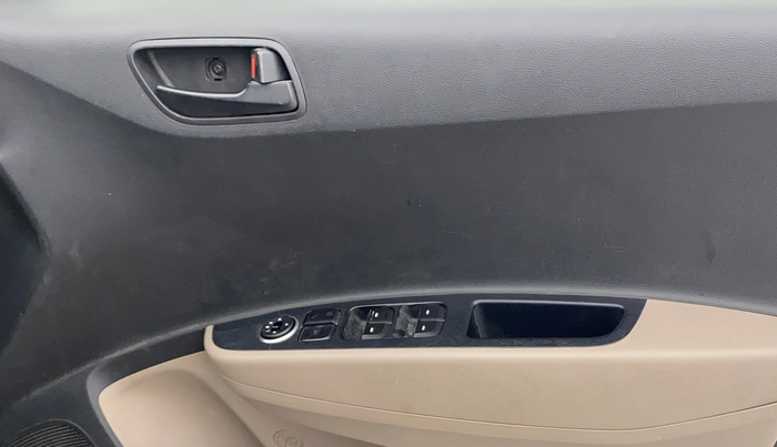 2016 Hyundai Grand i10 MAGNA AT 1.2 KAPPA VTVT, Petrol, Automatic, 1,44,697 km, Driver Side Door Panels Control