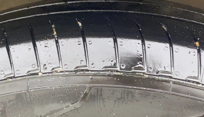 2016 Maruti Swift LXI, Petrol, Manual, 80,018 km, Right Front Tyre Tread