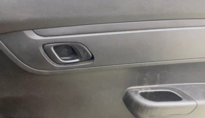 2018 Renault Kwid RXT 1.0, Petrol, Manual, 91,230 km, Driver Side Door Panels Control