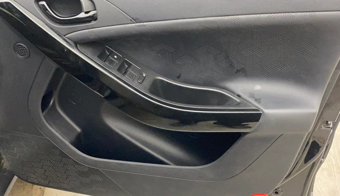 2022 Tata NEXON XZ PLUS (O) PETROL DARK EDITION, Petrol, Manual, 51,538 km, Driver Side Door Panels Control