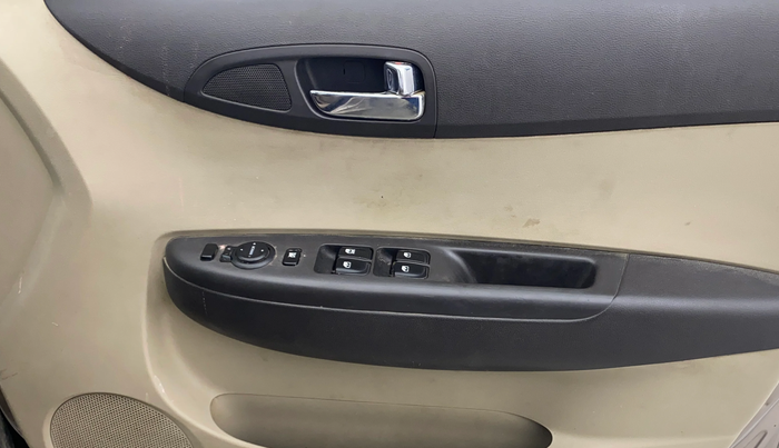 2013 Hyundai i20 ASTA 1.2, Petrol, Manual, 1,03,608 km, Driver Side Door Panels Control