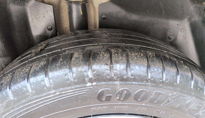 2024 MG HECTOR PLUS SAVVY PRO 1.5 TURBO CVT 7 STR, Petrol, Automatic, 24,606 km, Left Front Tyre Tread