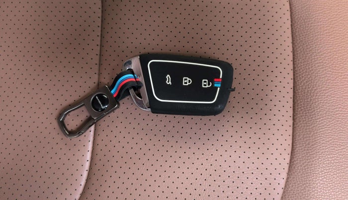 2024 MG HECTOR PLUS SAVVY PRO 1.5 TURBO CVT 7 STR, Petrol, Automatic, 24,606 km, Key Close Up