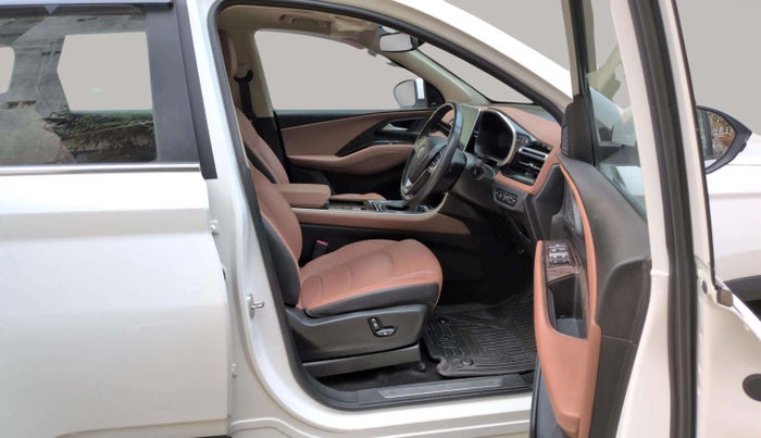 2024 MG HECTOR PLUS SAVVY PRO 1.5 TURBO CVT 7 STR, Petrol, Automatic, 24,606 km, Right Side Front Door Cabin