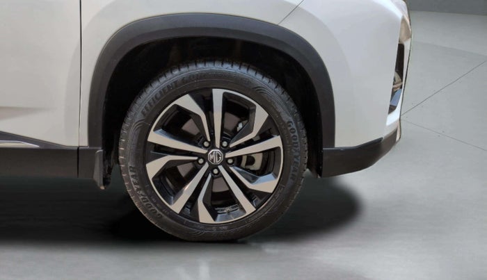 2024 MG HECTOR PLUS SAVVY PRO 1.5 TURBO CVT 7 STR, Petrol, Automatic, 24,606 km, Right Front Wheel