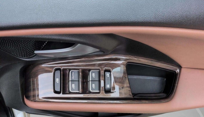 2024 MG HECTOR PLUS SAVVY PRO 1.5 TURBO CVT 7 STR, Petrol, Automatic, 24,606 km, Driver Side Door Panels Control