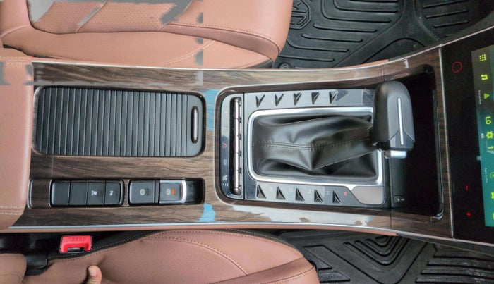 2024 MG HECTOR PLUS SAVVY PRO 1.5 TURBO CVT 7 STR, Petrol, Automatic, 24,606 km, Gear Lever