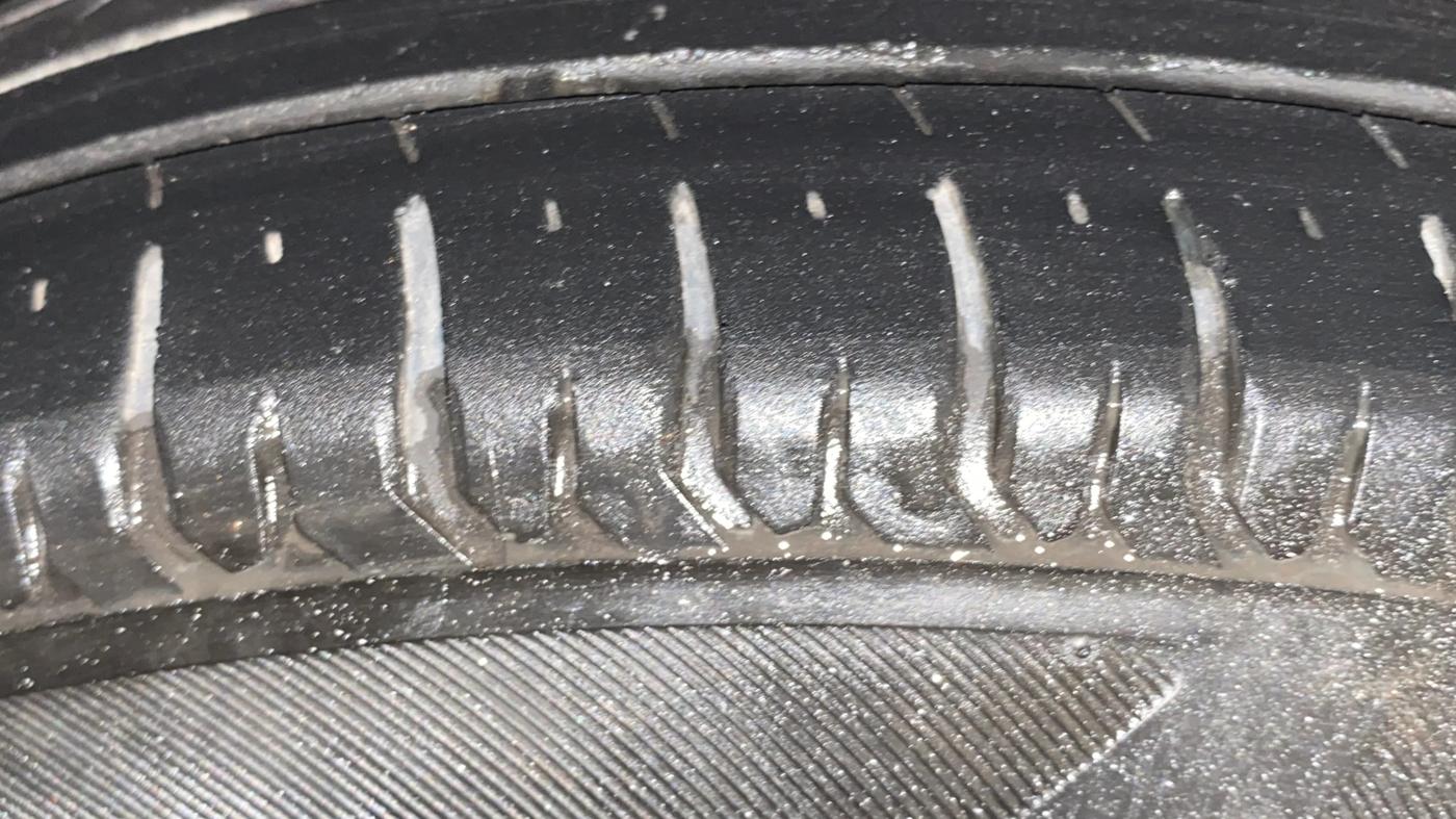 2019 Maruti Swift VXI AMT, Petrol, Automatic, 1,30,653 km, Left Front Tyre Tread