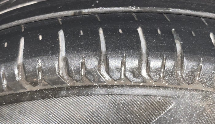 2019 Maruti Swift VXI AMT, Petrol, Automatic, 1,30,918 km, Left Front Tyre Tread