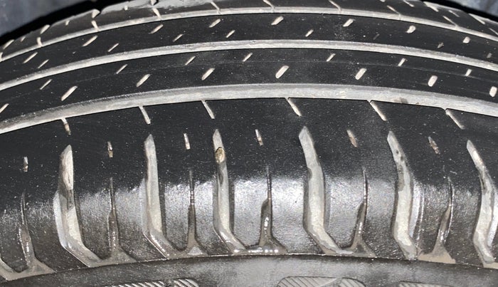 2019 Maruti Swift VXI AMT, Petrol, Automatic, 1,30,918 km, Right Rear Tyre Tread