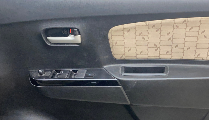 2017 Maruti Wagon R 1.0 VXI, Petrol, Manual, 66,046 km, Driver Side Door Panels Control