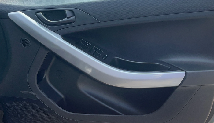 2023 Tata NEXON XM SUNROOF PETROL, Petrol, Manual, 35,110 km, Driver Side Door Panels Control