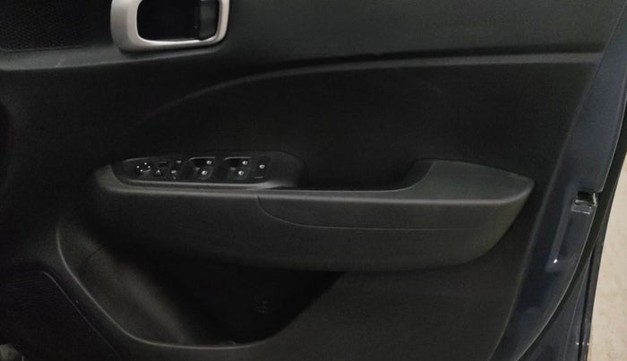 2021 Hyundai VENUE S+ 1.2, Petrol, Manual, 39,267 km, Driver Side Door Panels Control