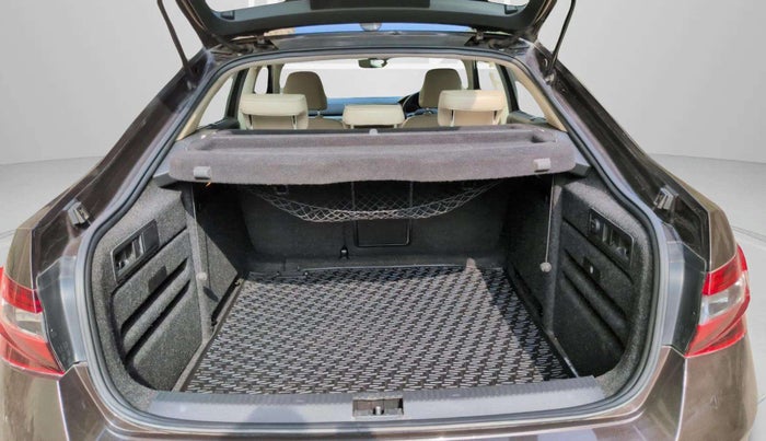 2017 Skoda Superb STYLE 1.8 TSI AT, Petrol, Automatic, 36,581 km, Boot Inside