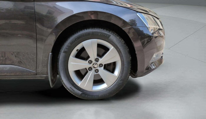 2017 Skoda Superb STYLE 1.8 TSI AT, Petrol, Automatic, 36,581 km, Right Front Wheel