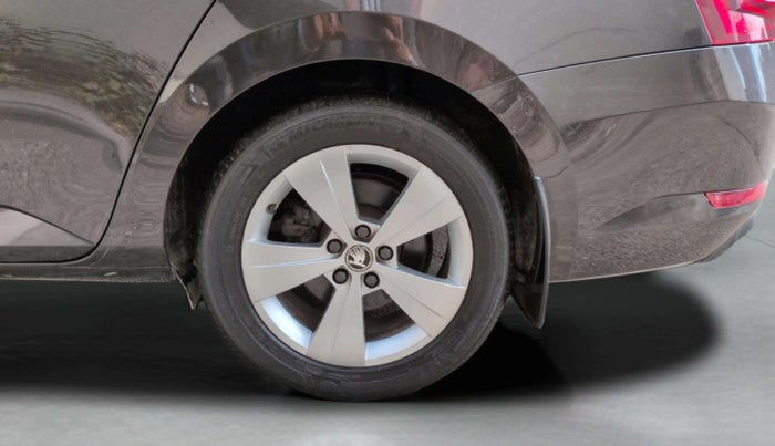 2017 Skoda Superb STYLE 1.8 TSI AT, Petrol, Automatic, 36,581 km, Left Rear Wheel