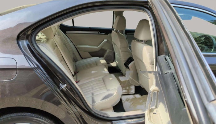 2017 Skoda Superb STYLE 1.8 TSI AT, Petrol, Automatic, 36,581 km, Right Side Rear Door Cabin