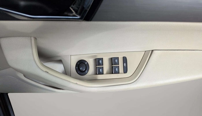 2017 Skoda Superb STYLE 1.8 TSI AT, Petrol, Automatic, 36,581 km, Driver Side Door Panels Control