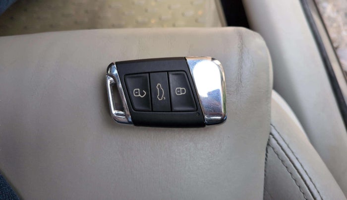 2017 Skoda Superb STYLE 1.8 TSI AT, Petrol, Automatic, 36,581 km, Key Close Up