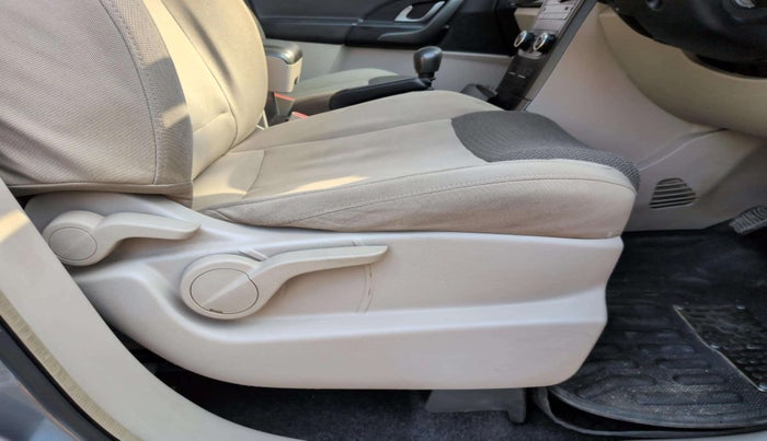 2016 Mahindra XUV500 W6, Diesel, Manual, 64,362 km, Driver Side Adjustment Panel