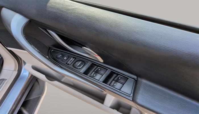 2016 Mahindra XUV500 W6, Diesel, Manual, 64,362 km, Driver Side Door Panels Control