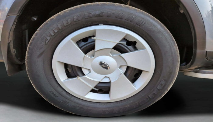 2016 Mahindra XUV500 W6, Diesel, Manual, 64,362 km, Left Front Wheel