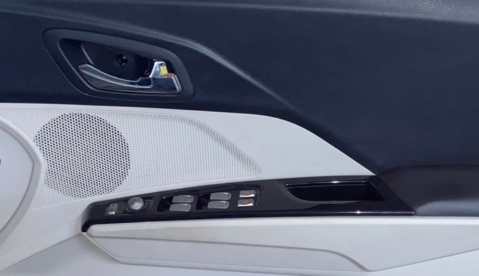 2021 Mahindra XUV300 W8 (O) 1.5 DIESEL, Diesel, Manual, 75,937 km, Driver Side Door Panels Control