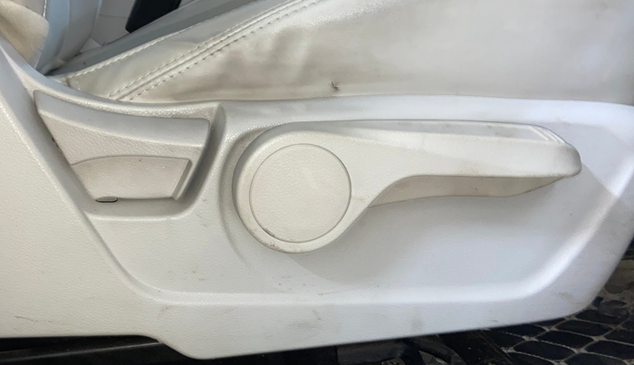 2021 Mahindra XUV300 W8 (O) 1.5 DIESEL, Diesel, Manual, 75,937 km, Driver Side Adjustment Panel