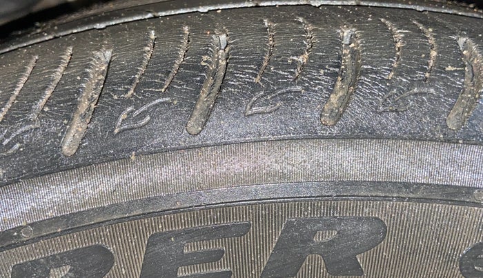 2021 Mahindra XUV300 W8 (O) 1.5 DIESEL, Diesel, Manual, 75,937 km, Right Front Tyre Tread