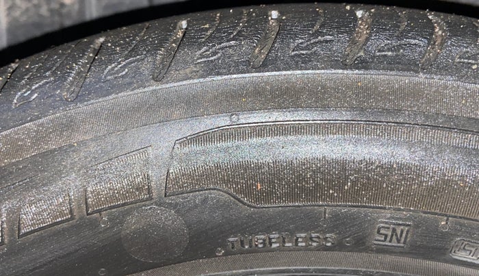 2021 Mahindra XUV300 W8 (O) 1.5 DIESEL, Diesel, Manual, 75,937 km, Right Rear Tyre Tread