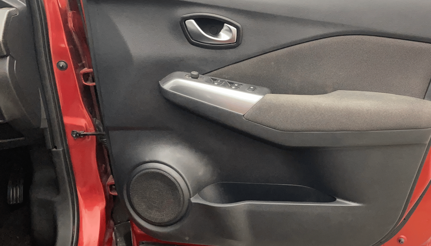 2020 Nissan Kicks XV 1.5, Petrol, Manual, 1,06,479 km, Driver Side Door Panels Control
