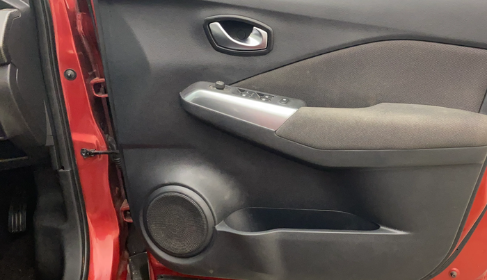 2020 Nissan Kicks XV 1.5, Petrol, Manual, 1,05,805 km, Driver Side Door Panels Control