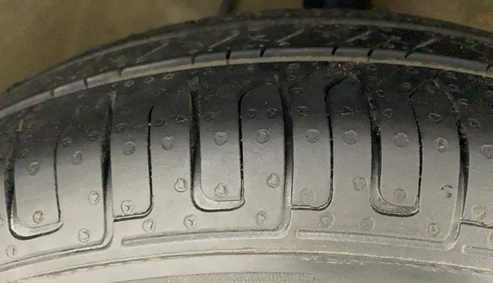 2011 Maruti Swift VXI, Petrol, Manual, 48,974 km, Right Front Tyre Tread