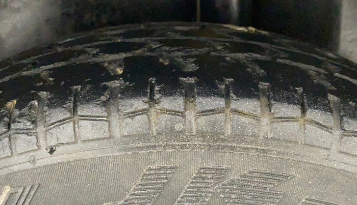 2011 Maruti Swift VXI, Petrol, Manual, 48,974 km, Left Rear Tyre Tread