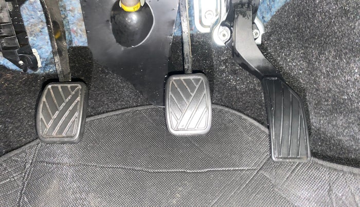 2016 Maruti Swift VXI, Petrol, Manual, 18,988 km, Pedals