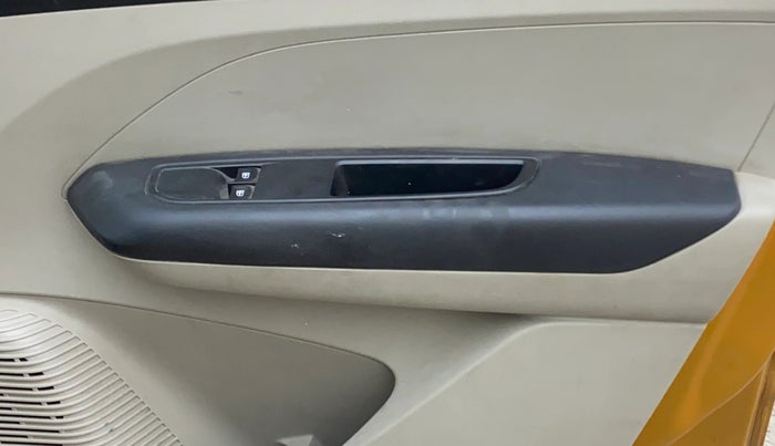 2020 Renault TRIBER RXL MT, Petrol, Manual, 93,801 km, Driver Side Door Panels Control