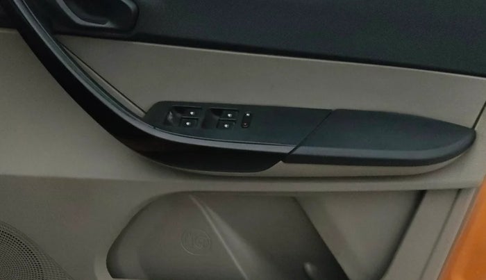 2016 Tata Tiago XT PETROL, Petrol, Manual, 1,09,669 km, Driver Side Door Panels Control