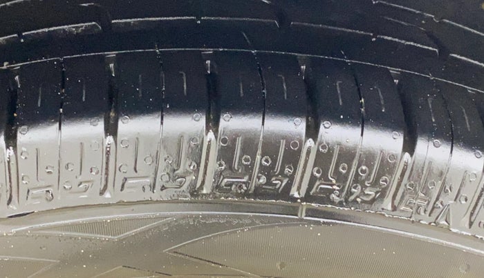 2022 Maruti Ciaz ALPHA  AT 1.5 SHVS PETROL, Petrol, Automatic, 95,494 km, Right Front Tyre Tread