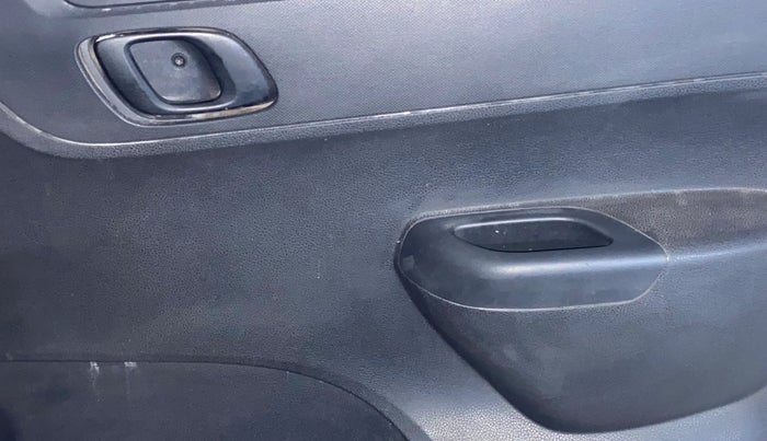 2016 Renault Kwid RXT 1.0 AMT, Petrol, Automatic, 94,221 km, Driver Side Door Panels Control