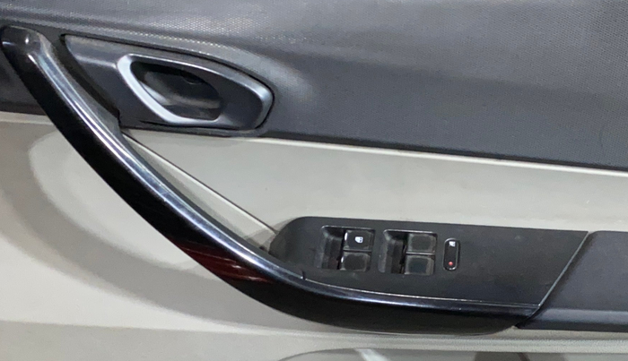 2018 Tata Tiago XT PETROL, Petrol, Manual, 1,06,040 km, Driver Side Door Panels Control